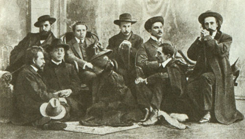Андрей Белый и Александр Блок в группе литераторов на «вечере нового искусства» в Киевском оперном театре. 1907
