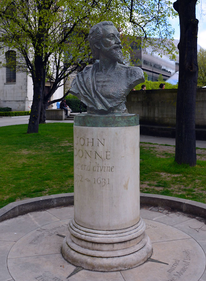 Памятник Джону Донну в Лондоне
