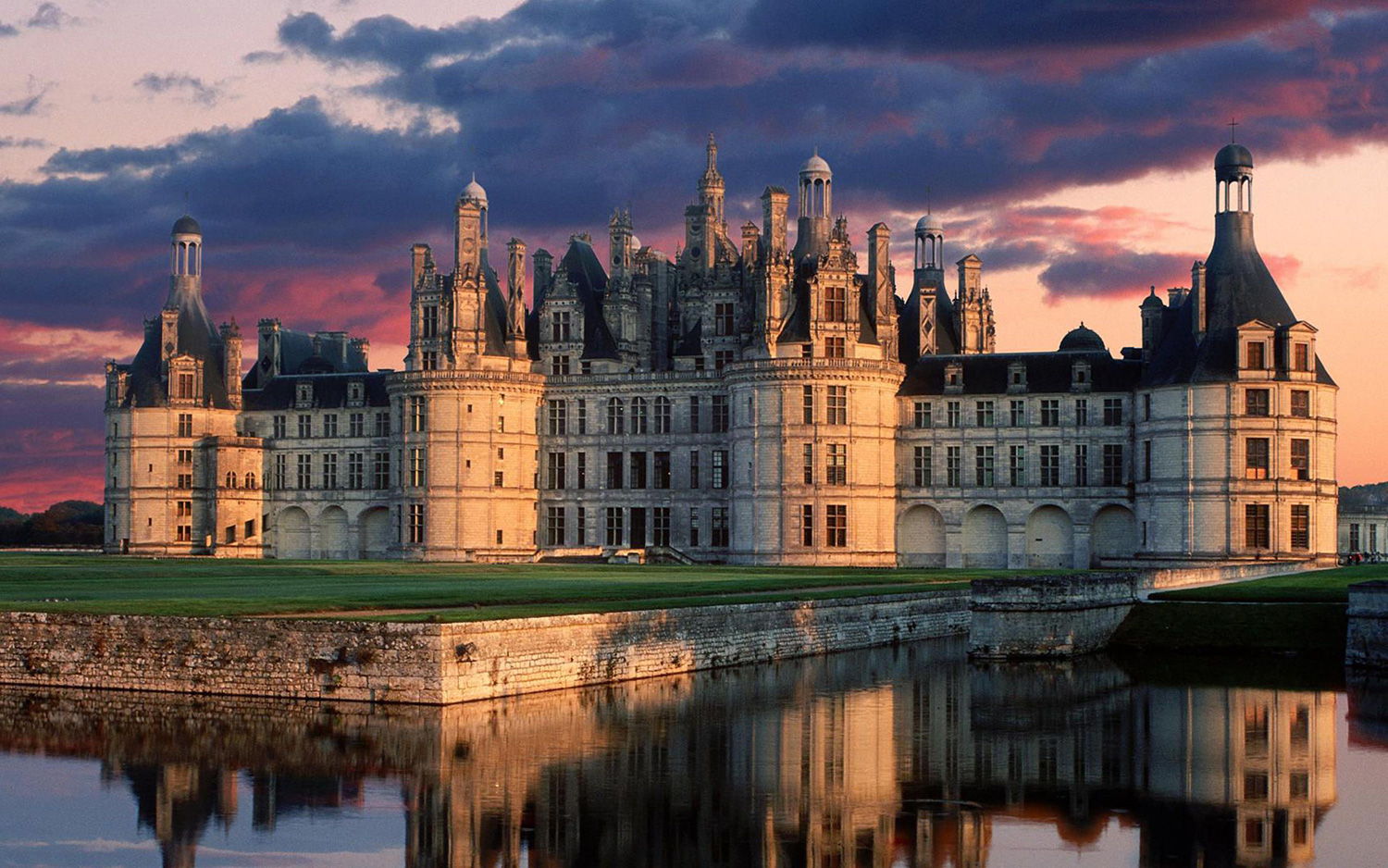 Замок Шамбор - один из самых узнаваемых замков Франции, архитектурный шедевр эпохи Ренессанса. Длина фасада 156 м, ширина 117 м, в замке 426 комнат, 77 лестниц, 282 камина и 800 скульптурно украшенных капителей
