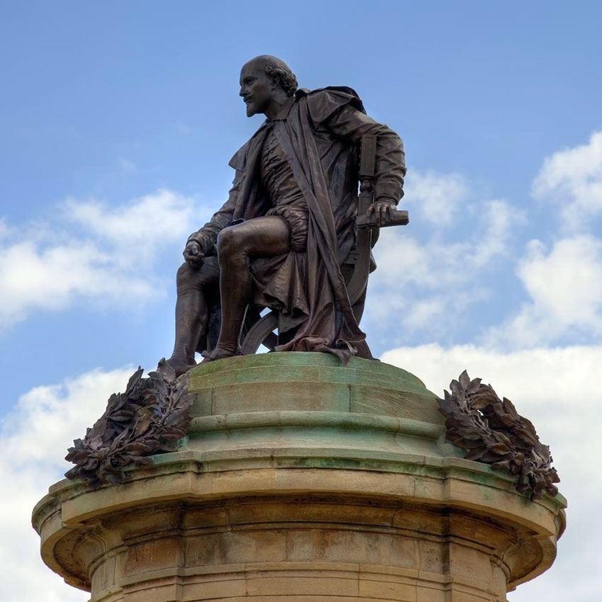 Памятник Шекспиру в Стратфорде, перед Шекспировским театром-музеем (Shakespeare Memorial). Открыт в 1888 г.

