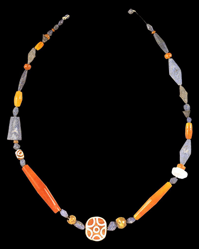 Ожерелье из сердолика и лазурита из Месопотамии 
