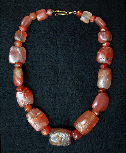 Ожерелье из сердоликов и агатов, Месопотамия, 3 тысячелетие до н.э. 
