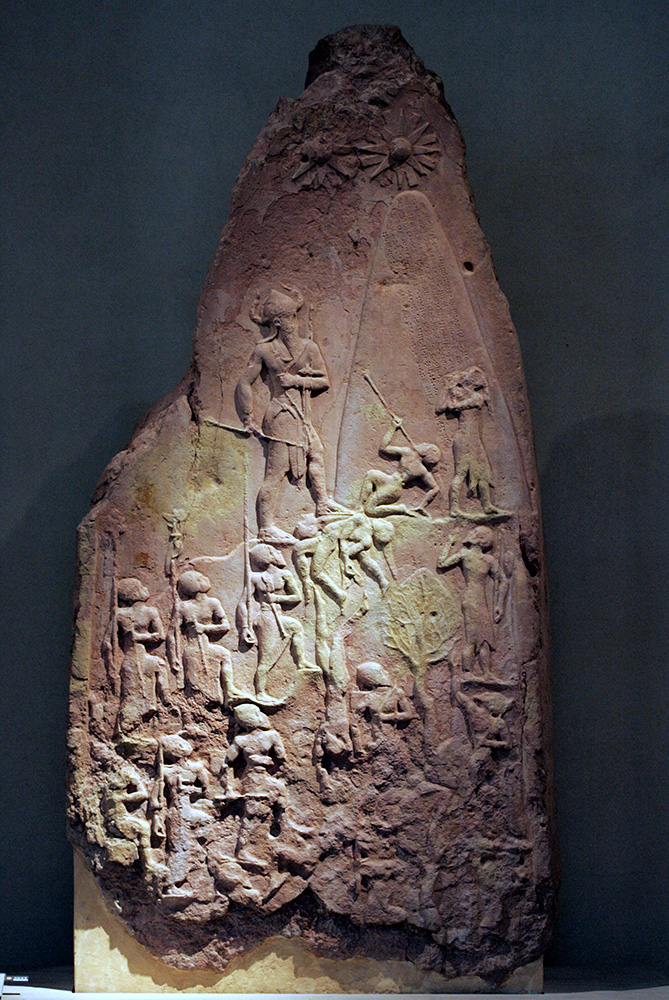 Стела царя Нарам-Суэна с изображением победы царя над луллубеями. Из Суз. Ок. 2300 г. до н.э. Париж, Лувр

