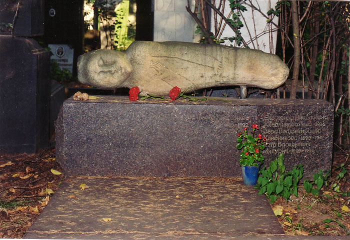 06. Каменная баба на могиле Хлебникова на Новодевичьем кладбище
