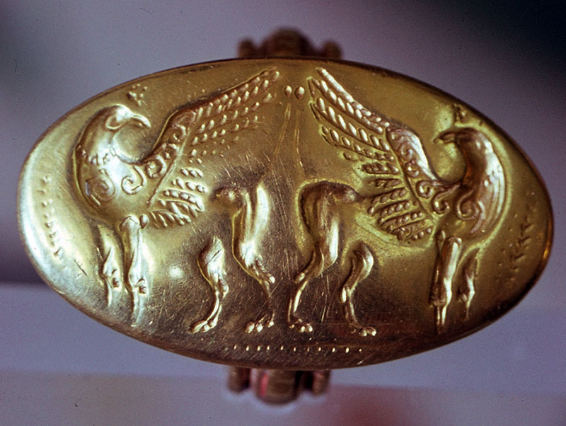 Золотой перстень, 20 х 13 мм. Микены, подкурганная гробница («Сокровищница царя Атрея», XIV-XIII в. до н.э.)
