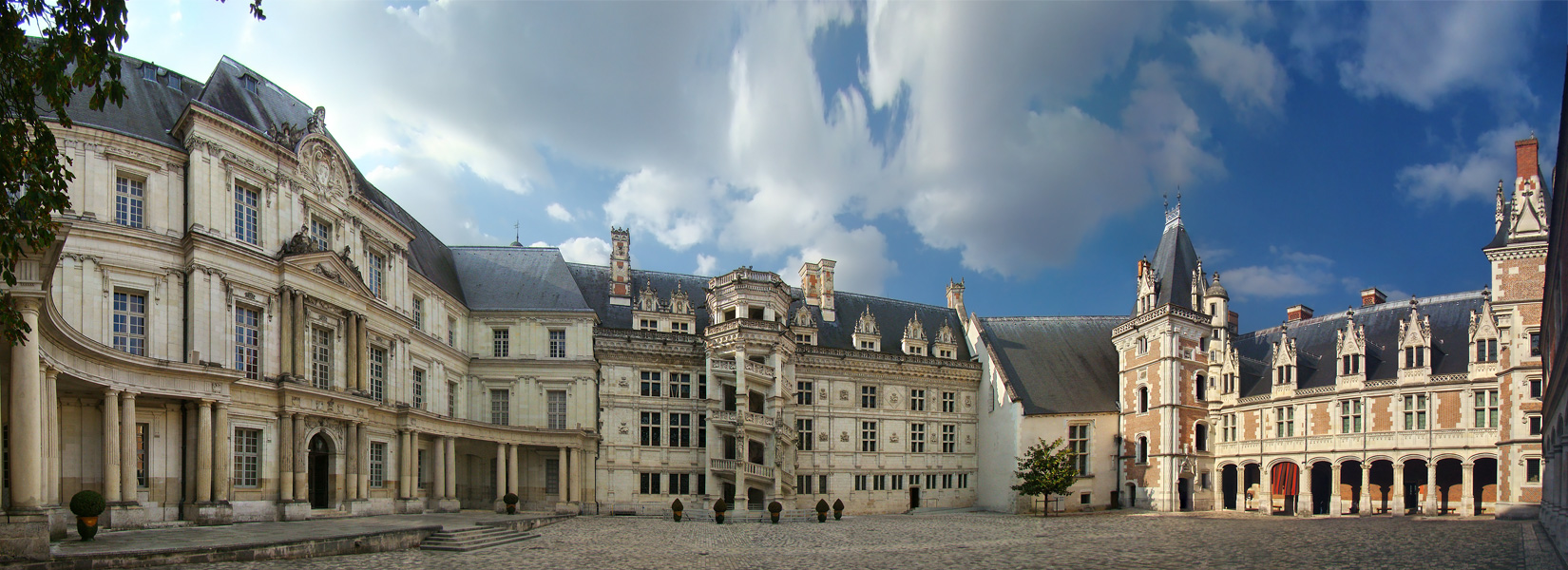 Замок Франциска I, королевский замок Блуа - самый крупный по размерам из замков Луары. Состоит под охраной ЮНЕСКО как памятник Всемирного наследия
