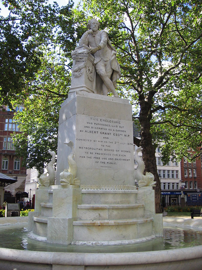 Фонтан-памятник Шекспиру в Лондонском Лейстер-Сквер (Leicester-Square). Сооружен в 1874 г., статуя повторяет статую Рубильяка в Вестминстерском Аббатстве
