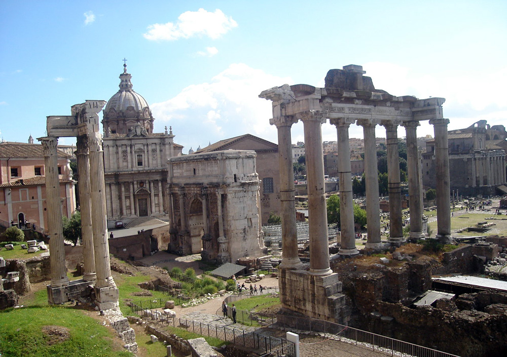Римский форум, в центре — колонны храма Сатурна и табуларий - государственный архив в Древнем Риме

