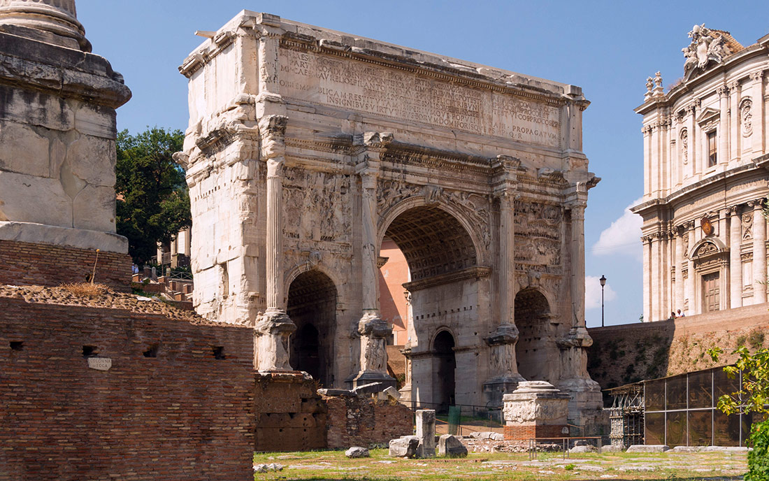 Триумфальная арка Септимия Севера на Форуме Романум. Рим
