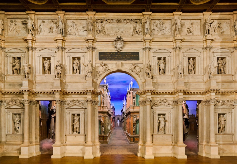 Палладио: театр Олимпико с перспективными декорациями работы Скамоцци, Виченца (1586 и позже)
